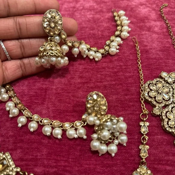 Elegant Gold and Silver Jewelry Set - Picture 4 of 4